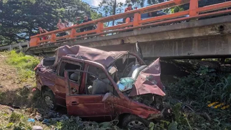 23 haitianos en condición migratoria irregular resultan heridos tras precipitarse minibús en Valverde. | Foto: Marcelo Peralta.