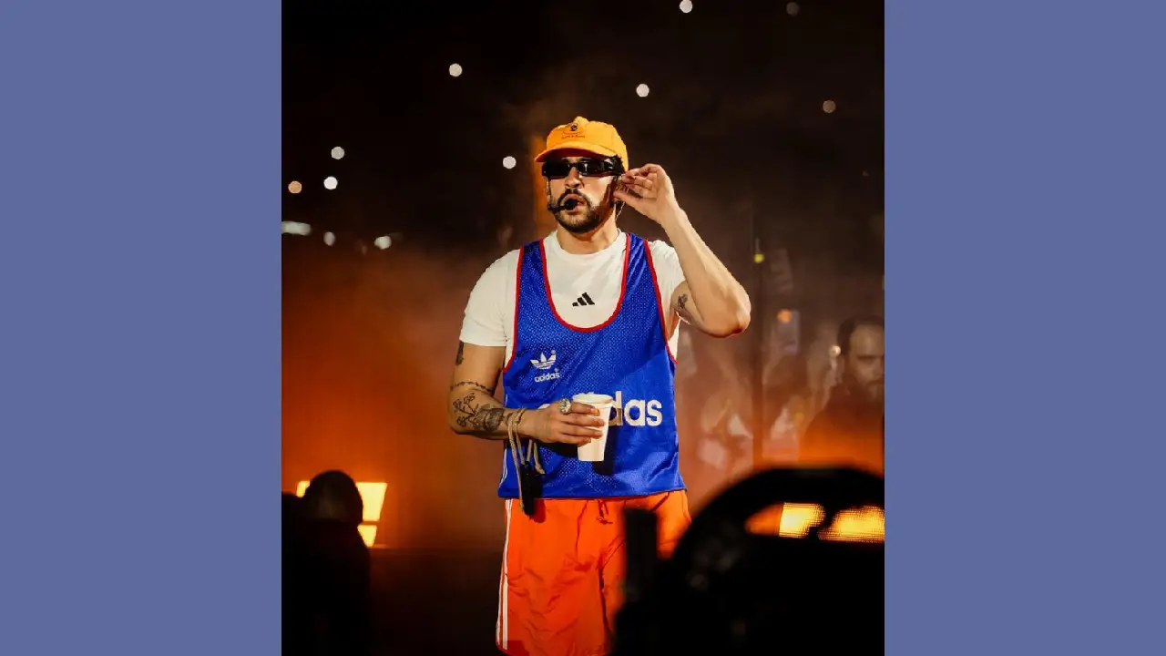 Bad Bunny durante su presentación en Santo Domingo como parte de su gira "Debí tirar más fotos". | Foto: Listin Diario