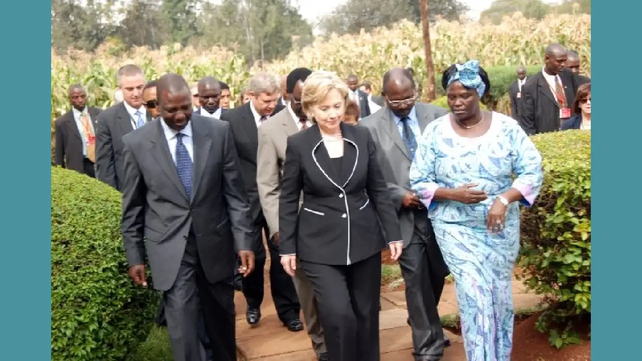 Wangari Muta Maathai: un nombre que une árboles, mujeres y democracia 3 Hillary Rodham Clinton y Wangari Maathai. | Foto: America.gov / commons.wikimedia.org