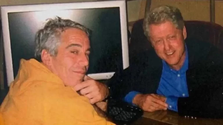 Fotografía de 2002 de Jeffrey Epstein con Bill Clinton. | Foto: Diario Libre