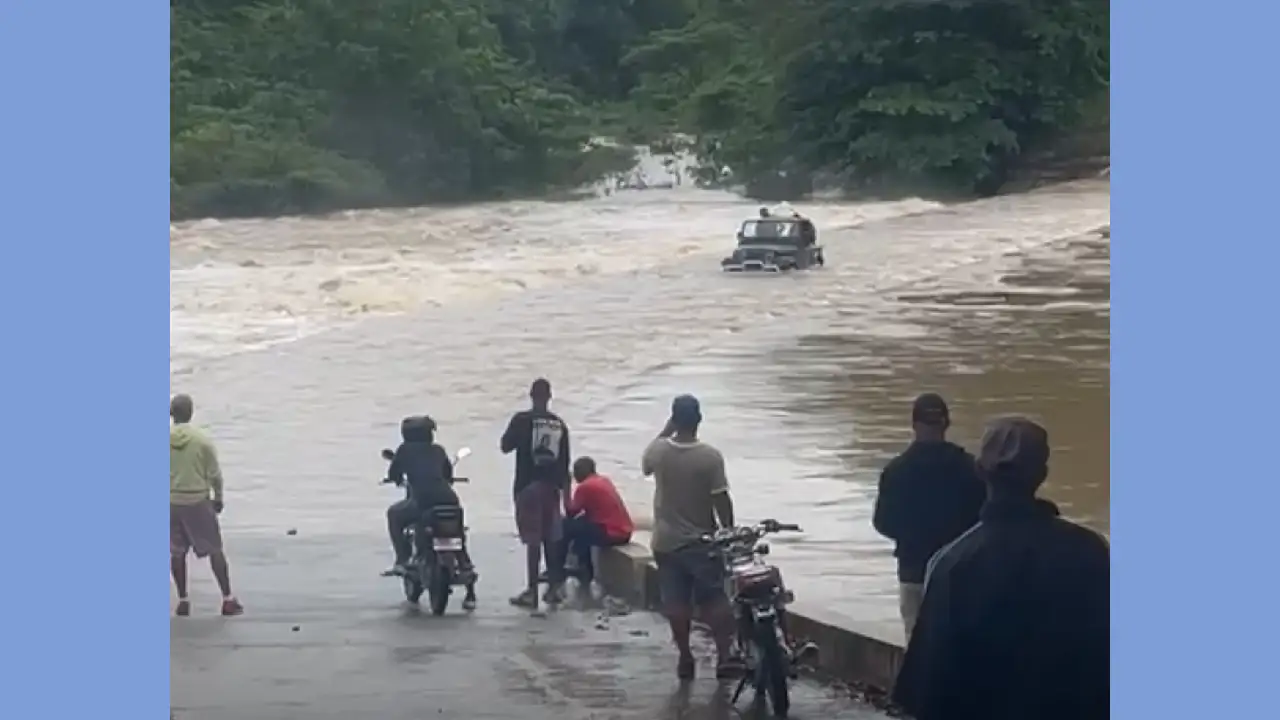 Reportan un muerto y zonas que han sido inundadas tras lluvias 1 Río Higuero en Haina. | Foto: Almomento.net