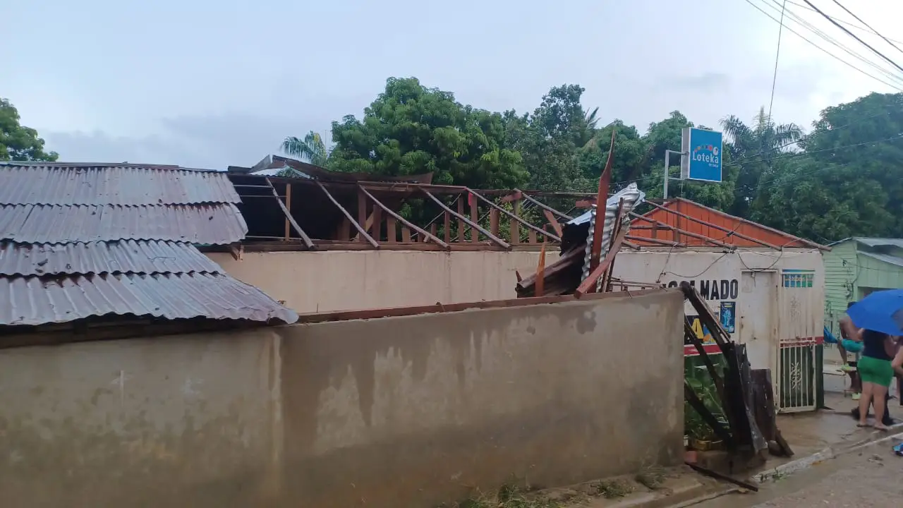 Tornado sorprende a Mao a las 4:45 de la tarde y deja daños 1 Tornado sorprende a Mao a las 4:45 de la tarde y deja daños