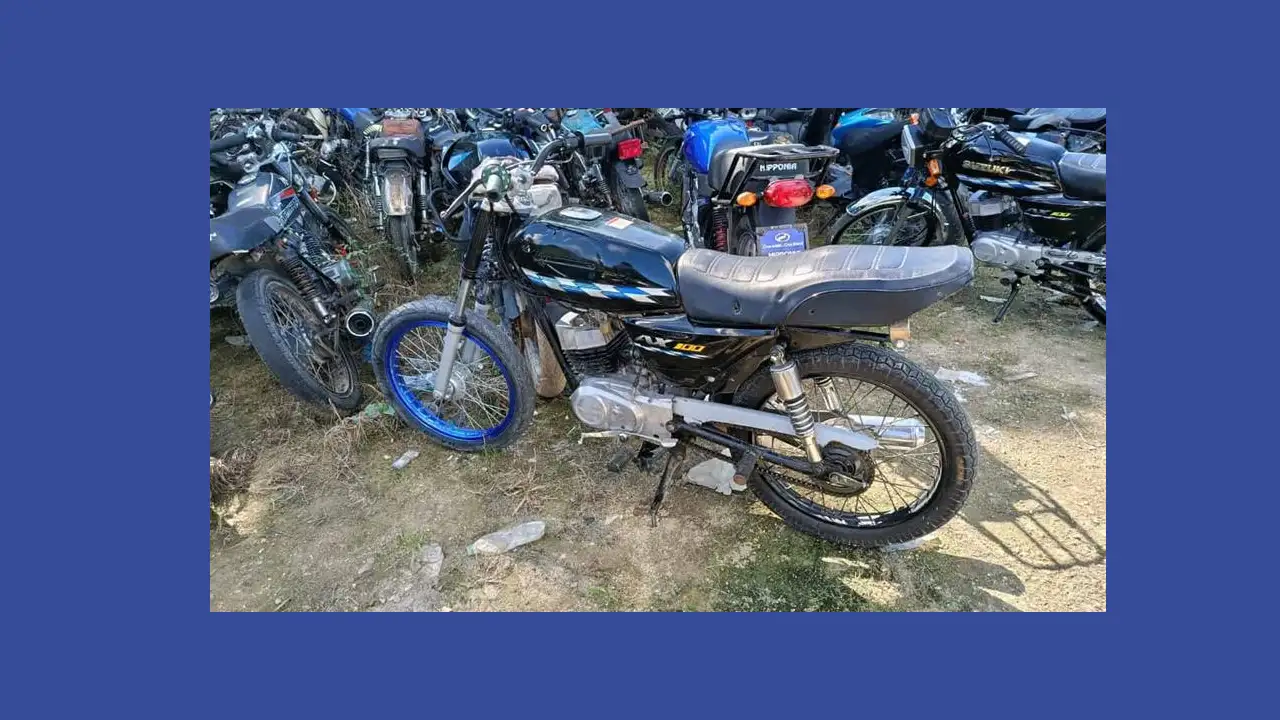 Al fin Digesett puso el oído en el corazón de la alcaldesa de Higüey y retiene 43 motos de carreras 1 Parte de las 43 motocicletas retenidas durante el operativo nocturno de la Digesett en el municipio Higüey, provincia La Altagracia, ejecutado para frenar carreras clandestinas y maniobras temerarias. | Foto: Diario Libre