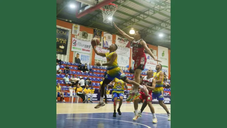 Club El Sueño con el dominio del balón. |