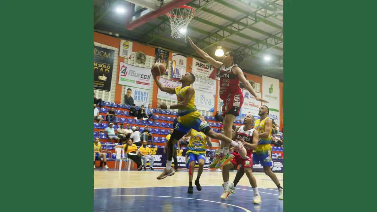 Club El Sueño con el dominio del balón. |