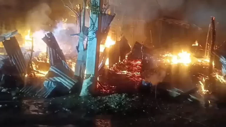 Video | Incendio deja varias familias sin hogar en barrio de Dajabón 2 Incendio deja varias familias sin hogar en sector de Dajabón.