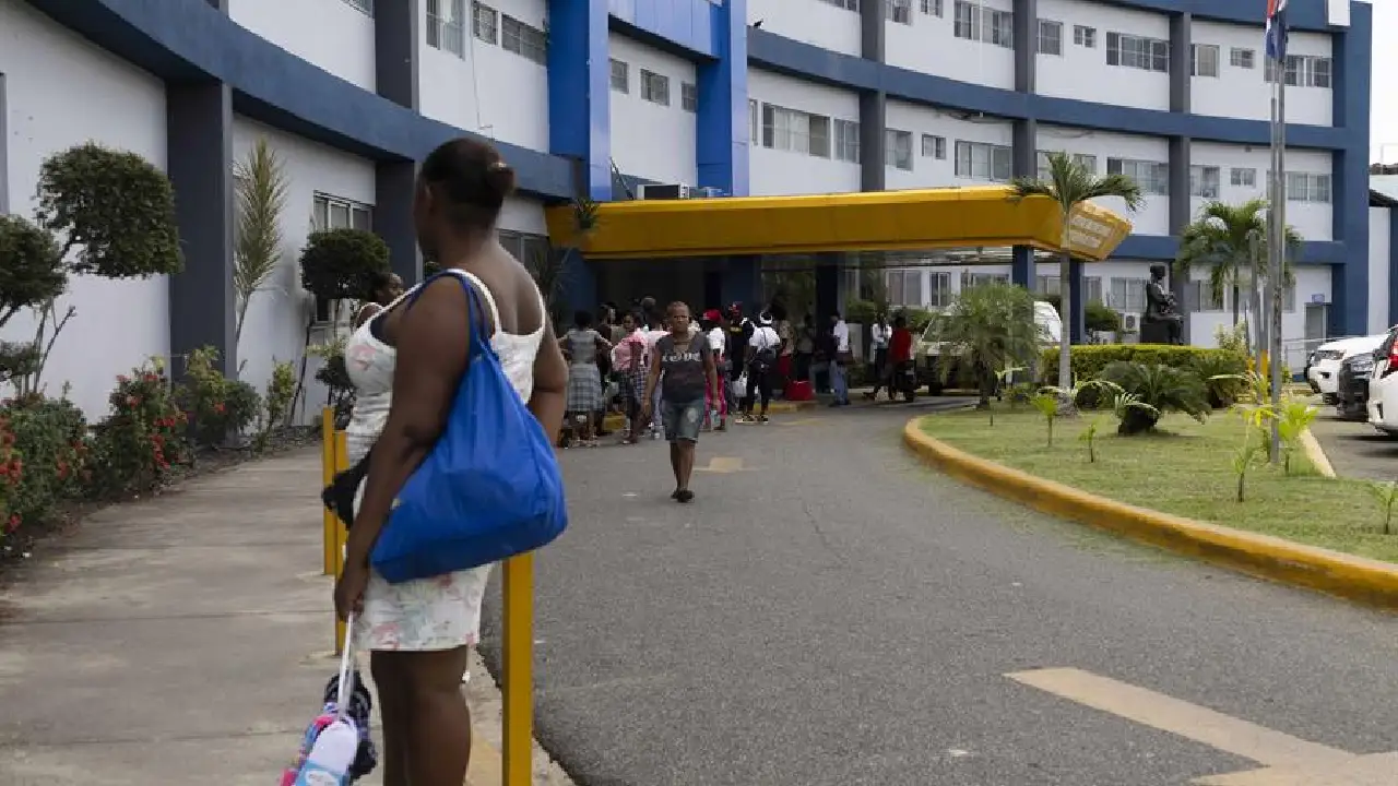Disminuyen en 12,404 los partos de mujeres haitianas en 2025 1 El Hospital San Lorenzo de Los Mina era uno de los predilectos por las parturientas haitianas. |