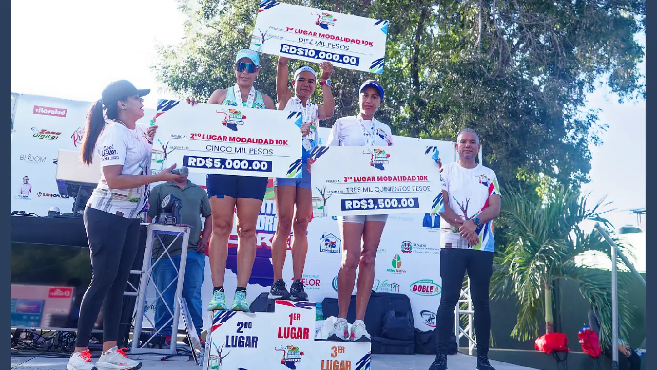 Video | Santiago Rodríguez Corre 2025: Montilla y Madera dominan los 10K; Almonte y León triunfan en los 5K 2 María Emilia Madera (central), Lorenza Rodríguez (izq) y Verenilda Altagracia Martínez. | Foto: Edward Bourdierd.