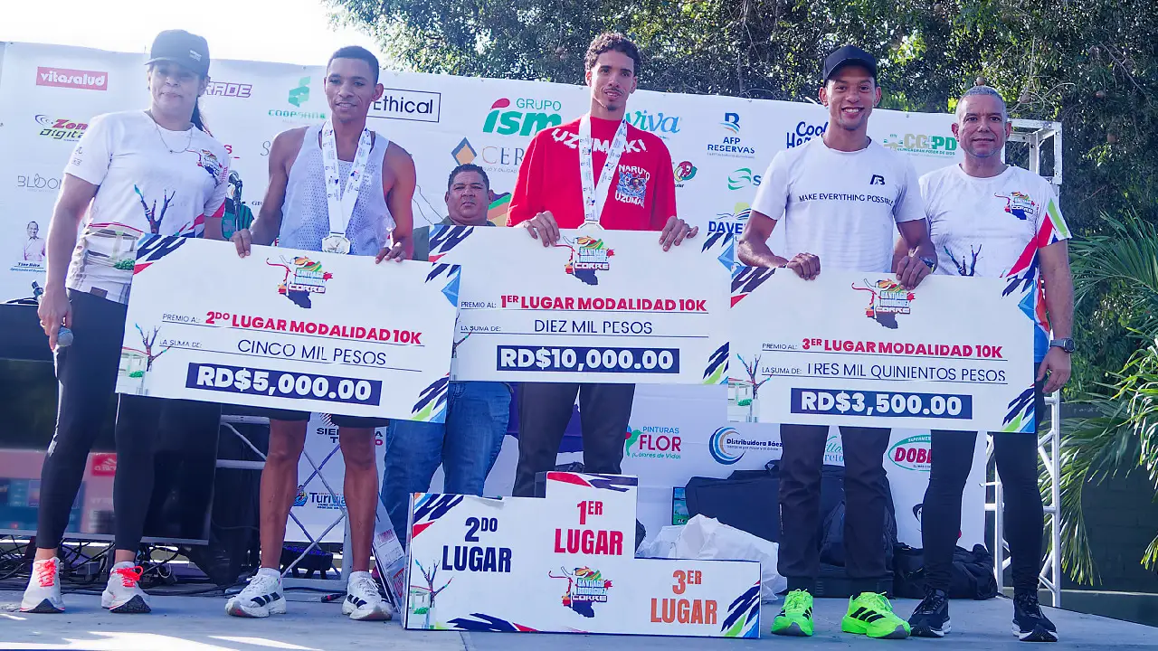 Video | Santiago Rodríguez Corre 2025: Montilla y Madera dominan los 10K; Almonte y León triunfan en los 5K 1 Andrews Montilla (centro), José Ramón Grateró (izq) y Amauri Rodríguez. | Foto: Hipólito Peralta.