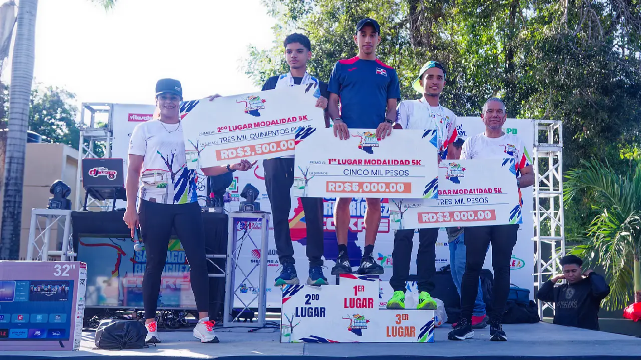 Video | Santiago Rodríguez Corre 2025: Montilla y Madera dominan los 10K; Almonte y León triunfan en los 5K 3 Javier Antonio Almonte (centro), Ian Gabriel Rodríguez Cabreja (izq) y Francis Rafael Peña (derecha)
