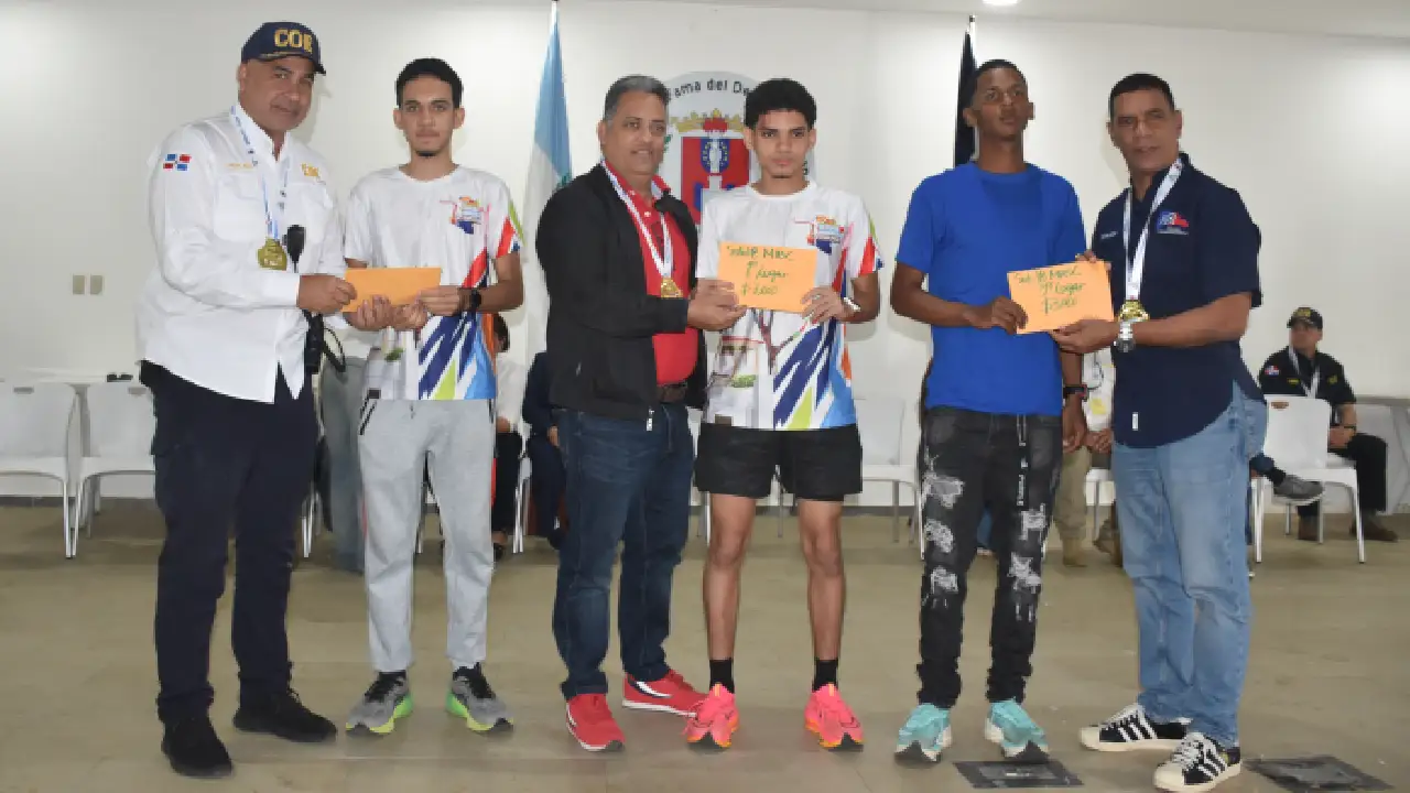 TrotadoreSR brillan en la categoría juvenil del Maratón La Vega–Moca–La Vega 1 Ian Rodríguez (centro), Andeson Tíneo (Izq) y Eugenio Concepción (der).