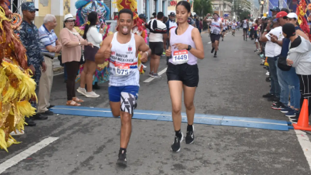 TrotadoreSR brillan en la categoría juvenil del Maratón La Vega–Moca–La Vega 3 Ana Yuheiry Jiménez #1449 acompañada del tambien santiagorrodriguense Ronny Fernández.