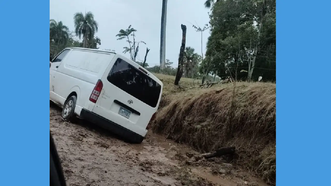 Lluvias imposibilitan el tránsito en Santiago Rodríguez 2 Vehículos atrapado por las lluvias