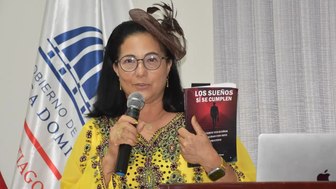 Emotiva puesta en circulación del libro “LOS SUEÑOS SÍ SE CUMPLEN” en Santiago Rodríguez 3 escritora Yadira Rivas