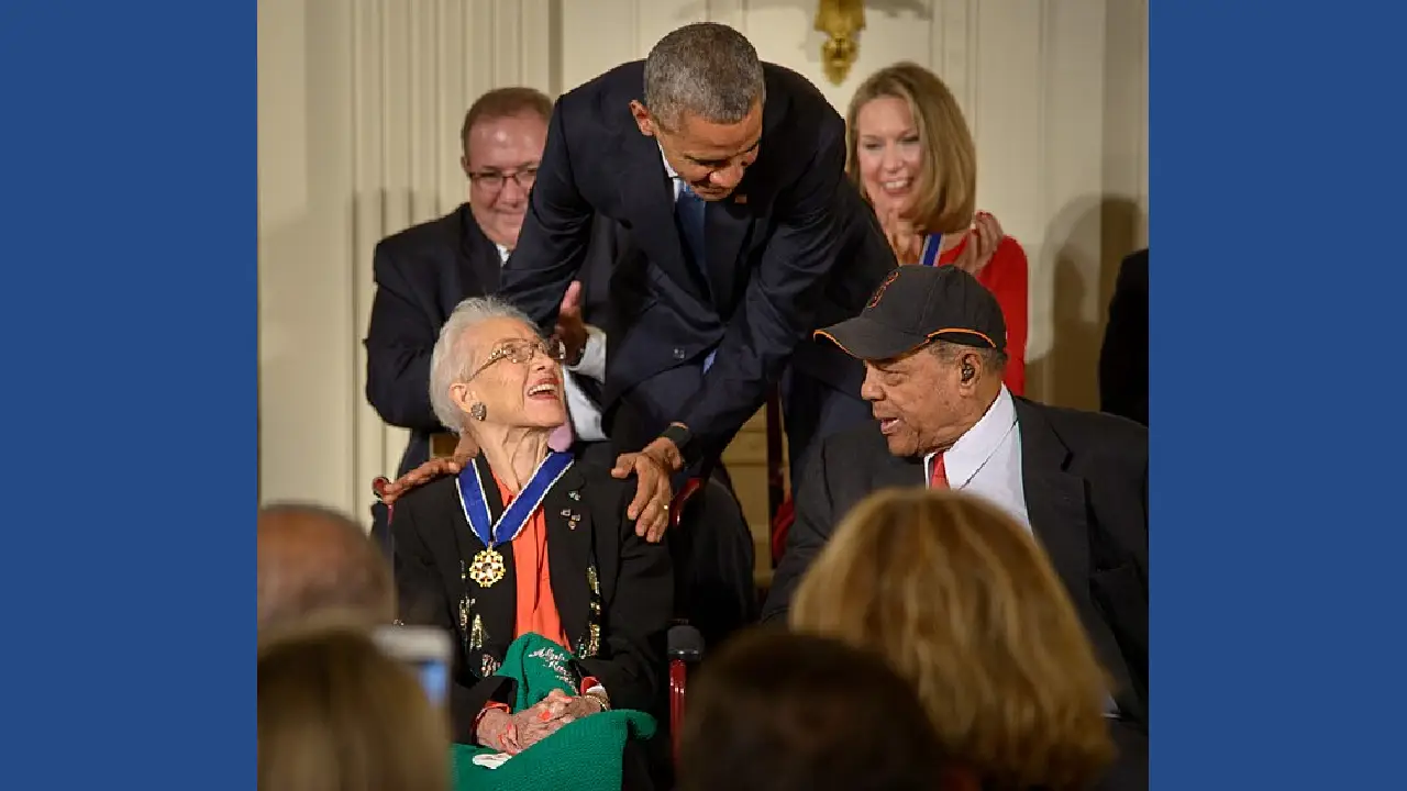 El presidente Barack Obama y la ex matemática de la NASA Katherine Johnson