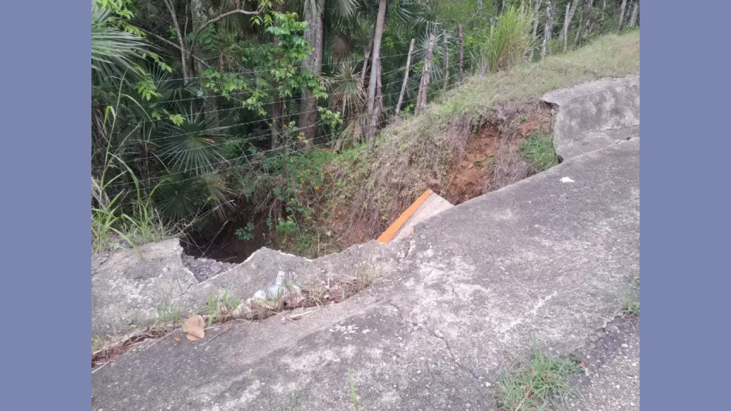 Comunitarios de Alto de Cana exigen intervención urgente por alcantarillas deterioradas 2 Peligro en Alto de Cana