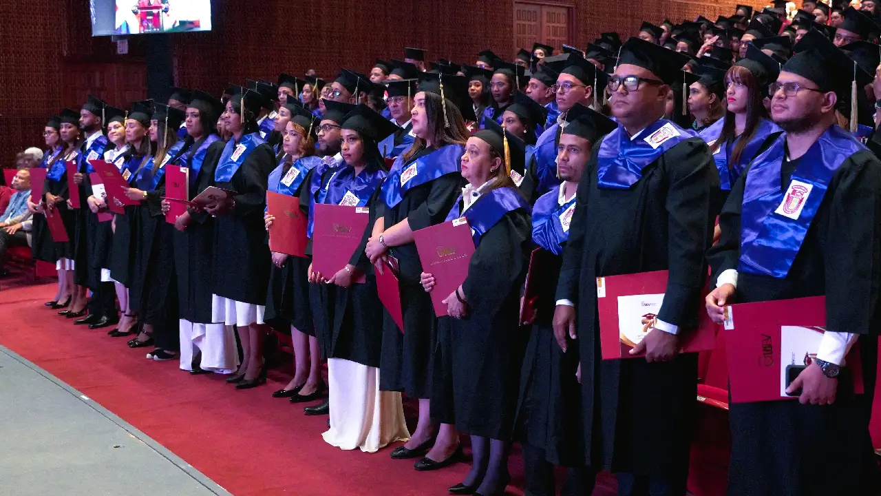 Rector de la UNEV exhorta a graduandos a perseverar bajo el lema “Cuando se quiere, se puede” en la 74ª Graduación Ordinaria 1 Graduación UNEV