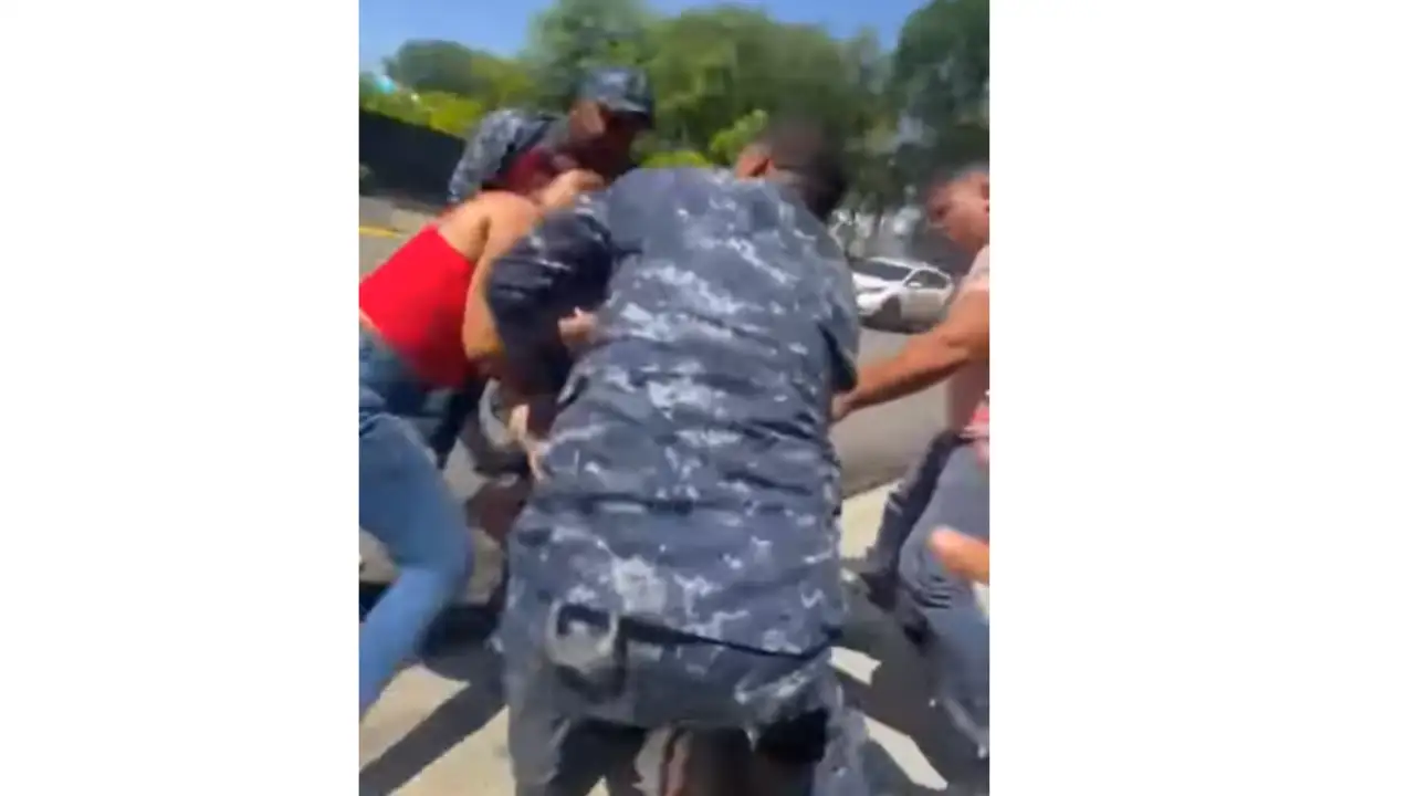 Video muestra a policías golpeando a joven frente a destacamento de Sabaneta 1 maltrato policial