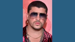 Bad Bunny desata locura: 1.5 millones buscan boletos para su cierre en Puerto Rico 3 Bad Bunny durante una aparición pública