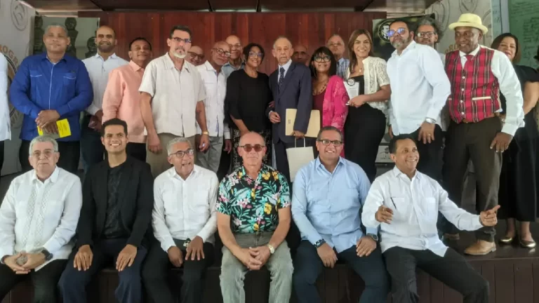 La décima alzó su voz en Santiago 13 Encuentro Nacional Decimero