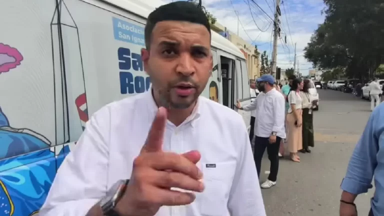 Carlos Valdez entrega autobús a universitarios de AESAR 7 autobús para AESAR