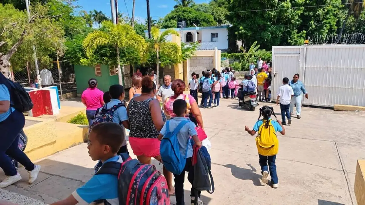 Escuela Mencía: hombre amenaza de muerte al director 1 Escuela Mencía