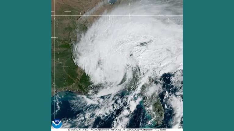 Isaías se debilita tras tocar tierra en Florida 1 Isaías