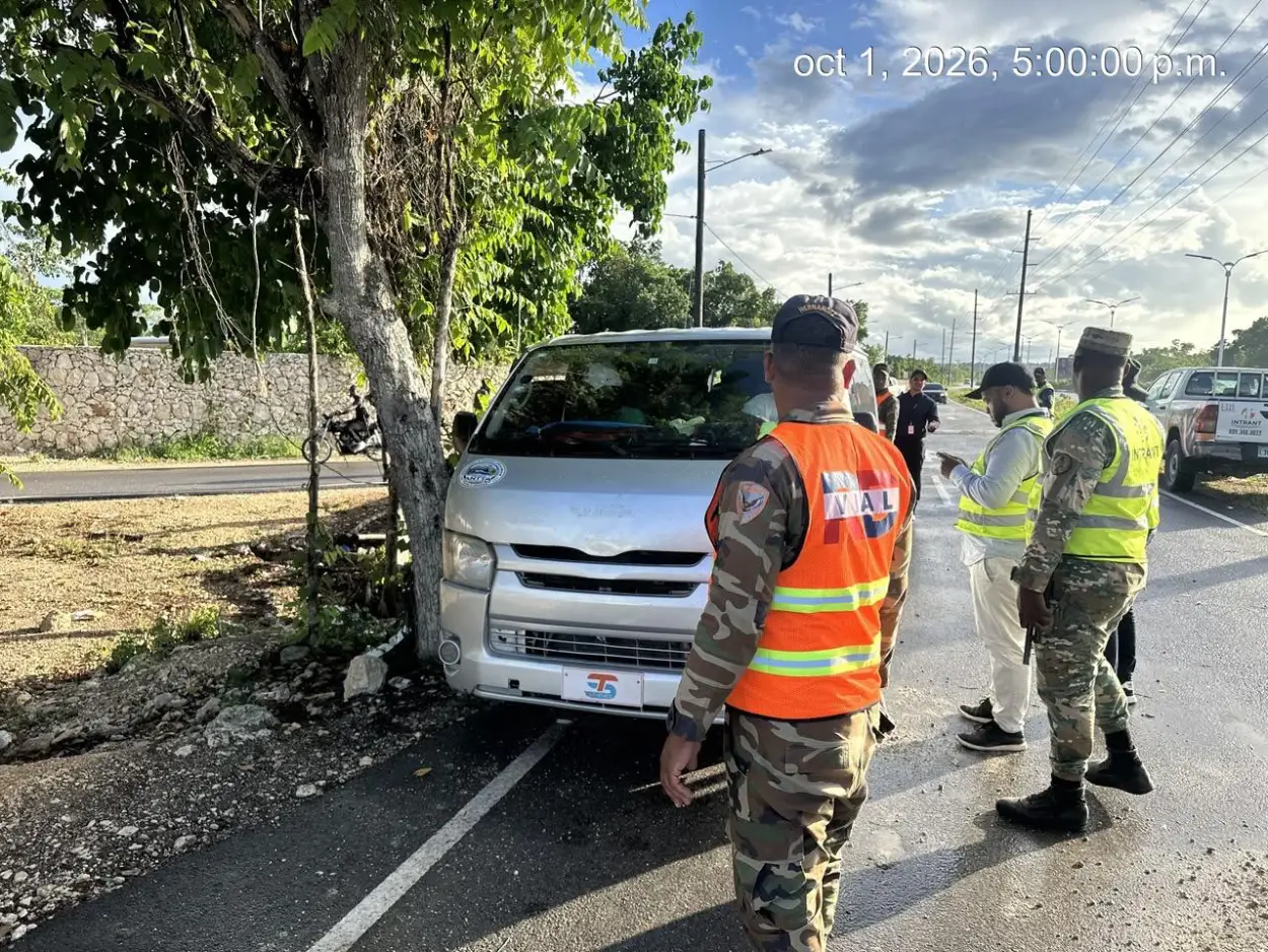 INTRANT retiene autobuses operados por haitianos ilegales en Friusa, Bávaro 1 autobuses haitianos