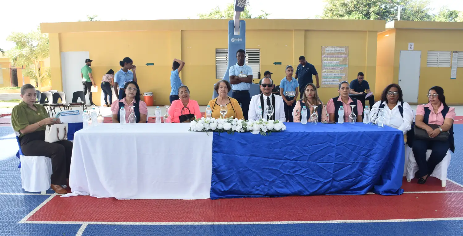 Multitud en la escuela José María Serra despide al profesor Adalberto Peralta tras 30 años de servicio 2 Adalberto Peralta