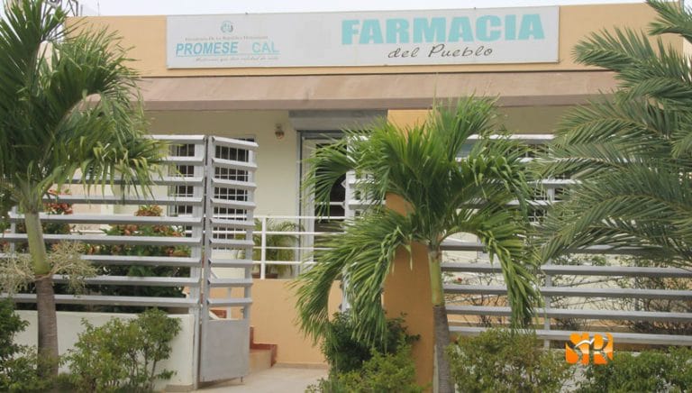 Roban en la Farmacia del Pueblo