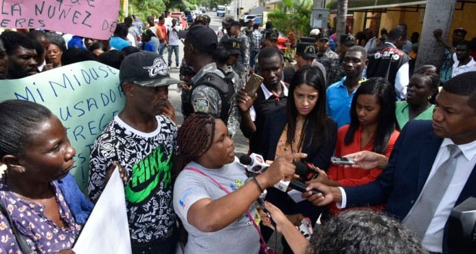 Haitianos reclaman Embajada para renovar regularización