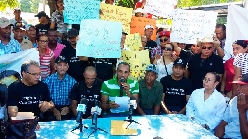 Cientos marchan en Santiago Rodríguez demandando obras; médicos afirman la gente está desesperada y comiendo “polvo” 1 Marcha carreteras 2016 3 FE