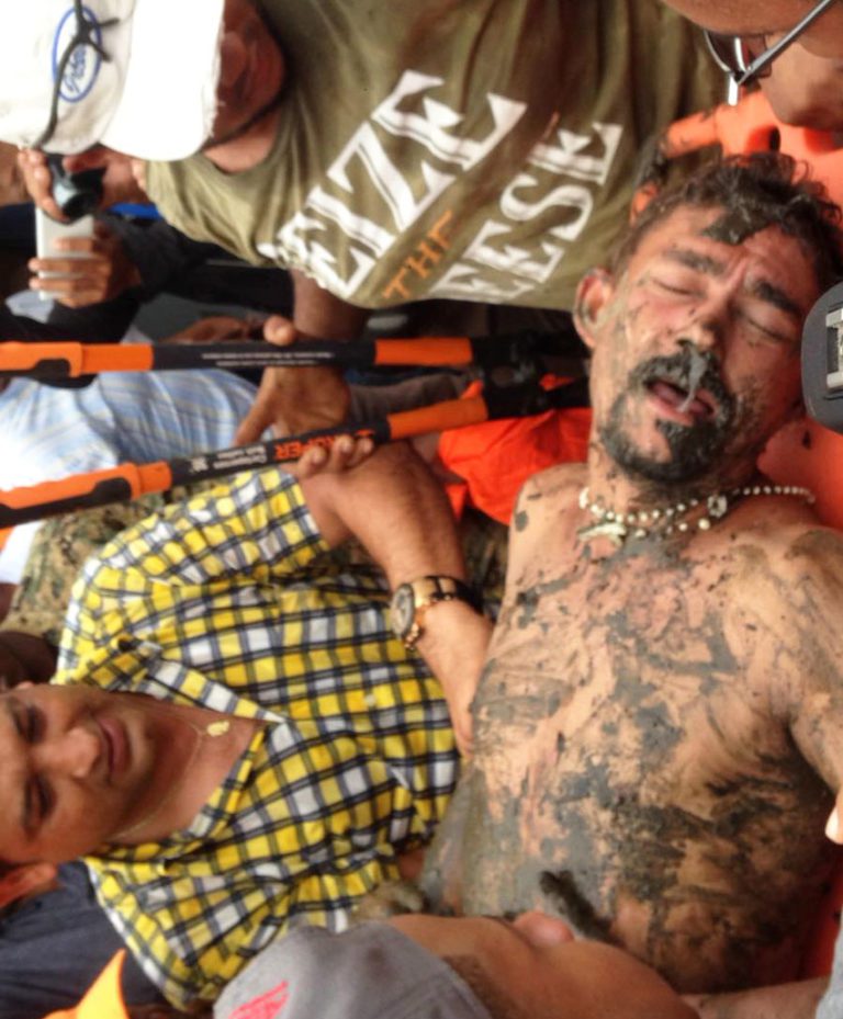 Rescatan hombre atrapado en alcantarilla (+video)