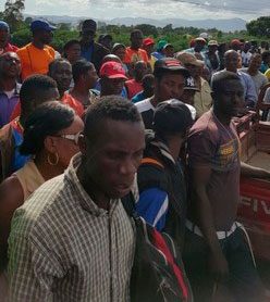 Haitiano bloquea puente 2017 1 FE