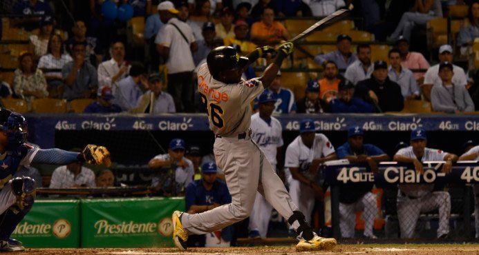 Orlando Calixte realiza el swing con el que disparó un triple productor de tres carreras en la primera entrada que abrió la pizarra para el triunfo aguilucho que igualó la serie final a cuatro. (Martín Castro)