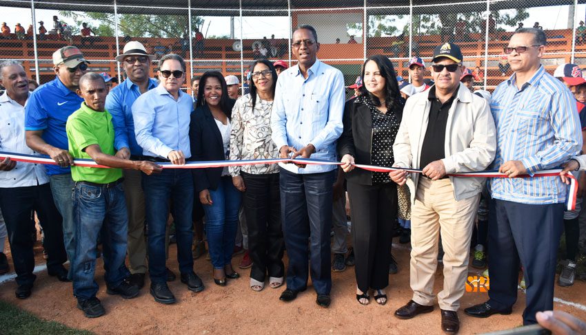 Ingeniero Francisco del Valle (centro) hace corte de cinta, dejando reinaugurado el play de béisbol Armando Sosa Leyba.