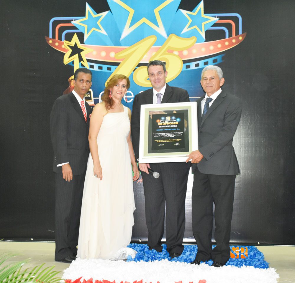 Premios Esta Noche reconoce a: NESTLE DOMINICANA S.A 1 XV Premios Esta Noche NESCLE