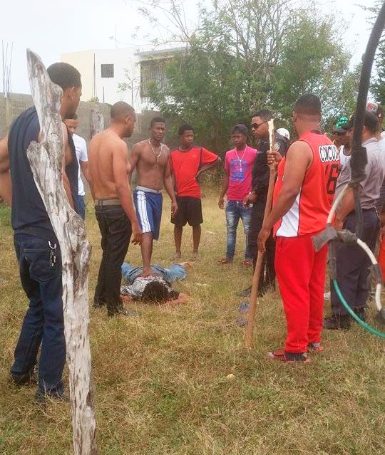Tratan de linchar hombre violó niña de 7 años (+videos)