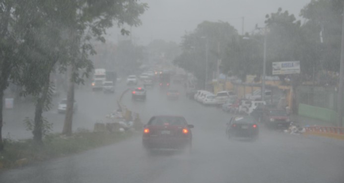 ONAMET anuncia más lluvias para hoy y mañana debido a vaguada sobre Cuba