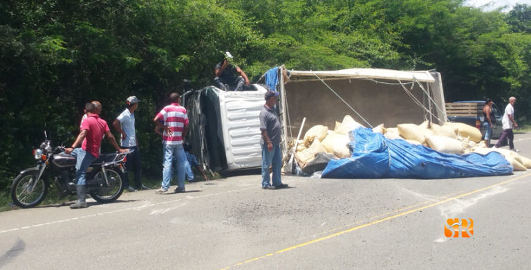 Camión se voltea en Las Caobas 2 Camión se voltea en Las Caobas