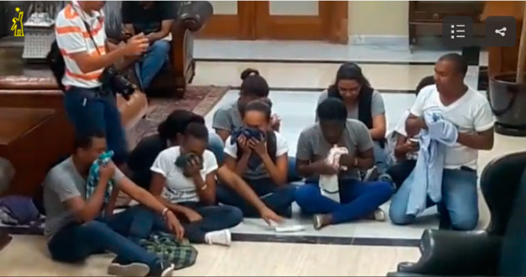 Rocían gas pimienta a jóvenes demandaban investigar a Danilo, Hipólito y Leonel