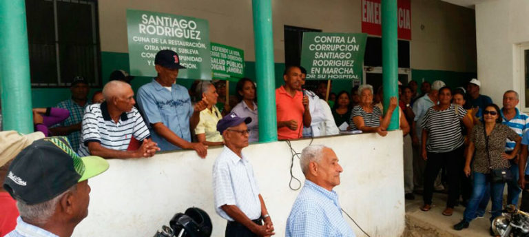 Realizan vigilia en frente del hospital Santiago Rodríguez