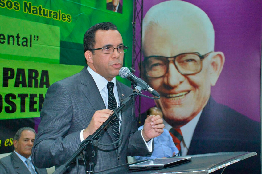 Afirma que gobiernos del PLD han subido la reserva boscosa de 12% a 39% 1 Andres Navarro FE