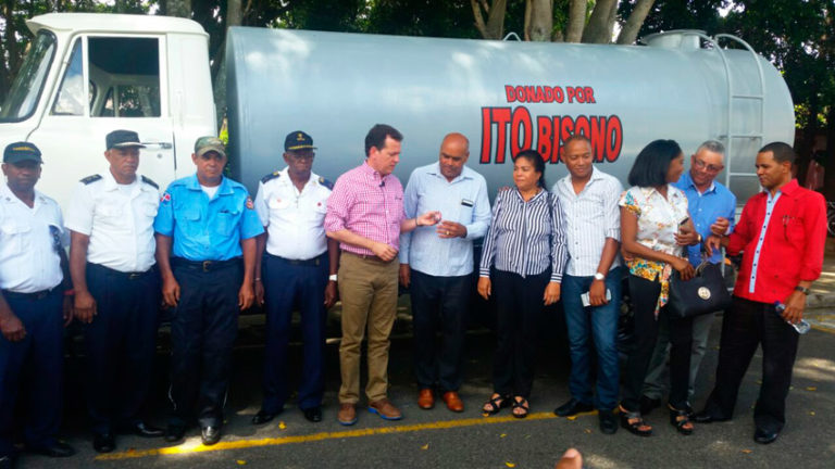 Diputado reformista dona camión cisterna 