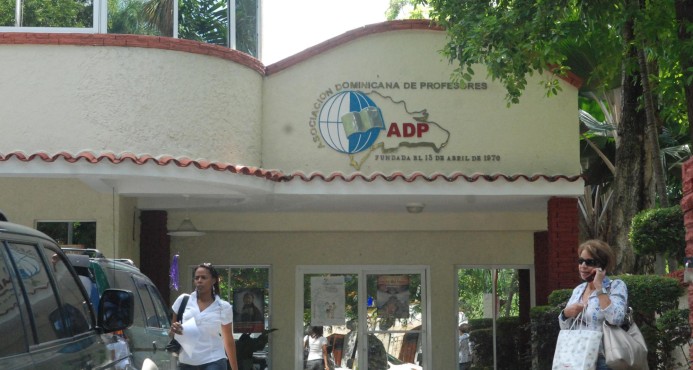 Miles de maestros tienen dos meses que no cobran, Minerd bloqueó sus cuentas