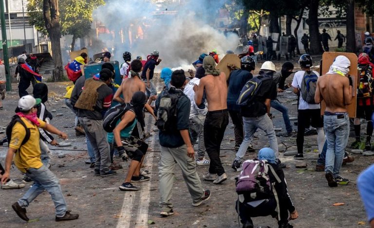 VENEZUELA: Continúa el paro general; ya hay tres muertos y al menos 159 detenidos 