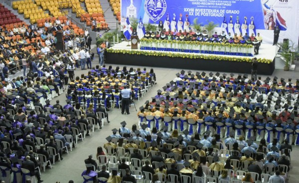 Estudiante “bombardea” críticas en acto de graduación de la UASD.