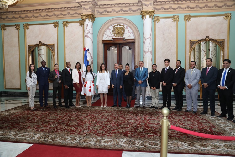 Presidente Medina recibe a ganadores del Premio Nacional de la Juventud 2017
