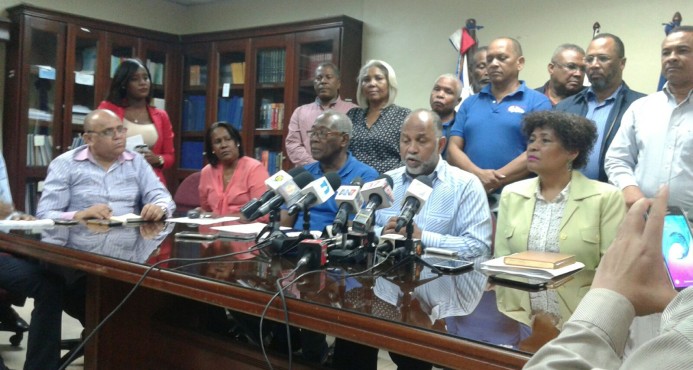 ADP emplaza a Educación a pagar a maestros bloqueados de nómina