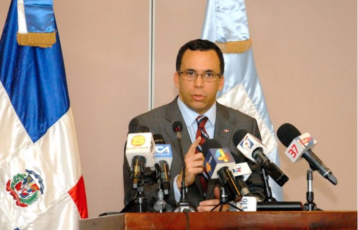 Navarro dice entregarán 20 mil becas